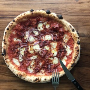 photo pizza diavola suur table en bois