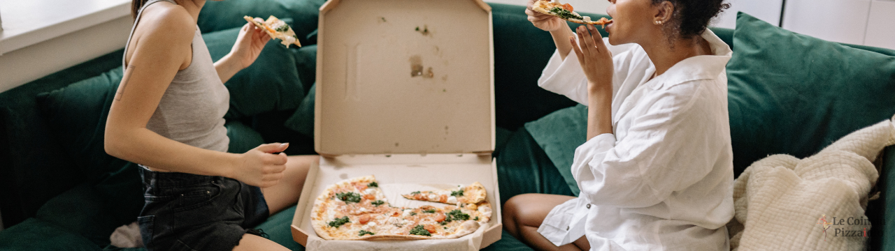 femmes-enceinte-mange-pizza-canape